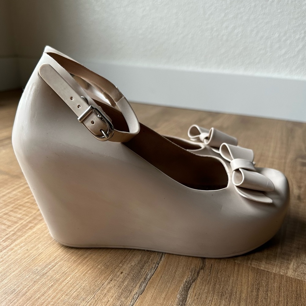 MELISSA- Toffee Apple Wedges with Bow in Cream